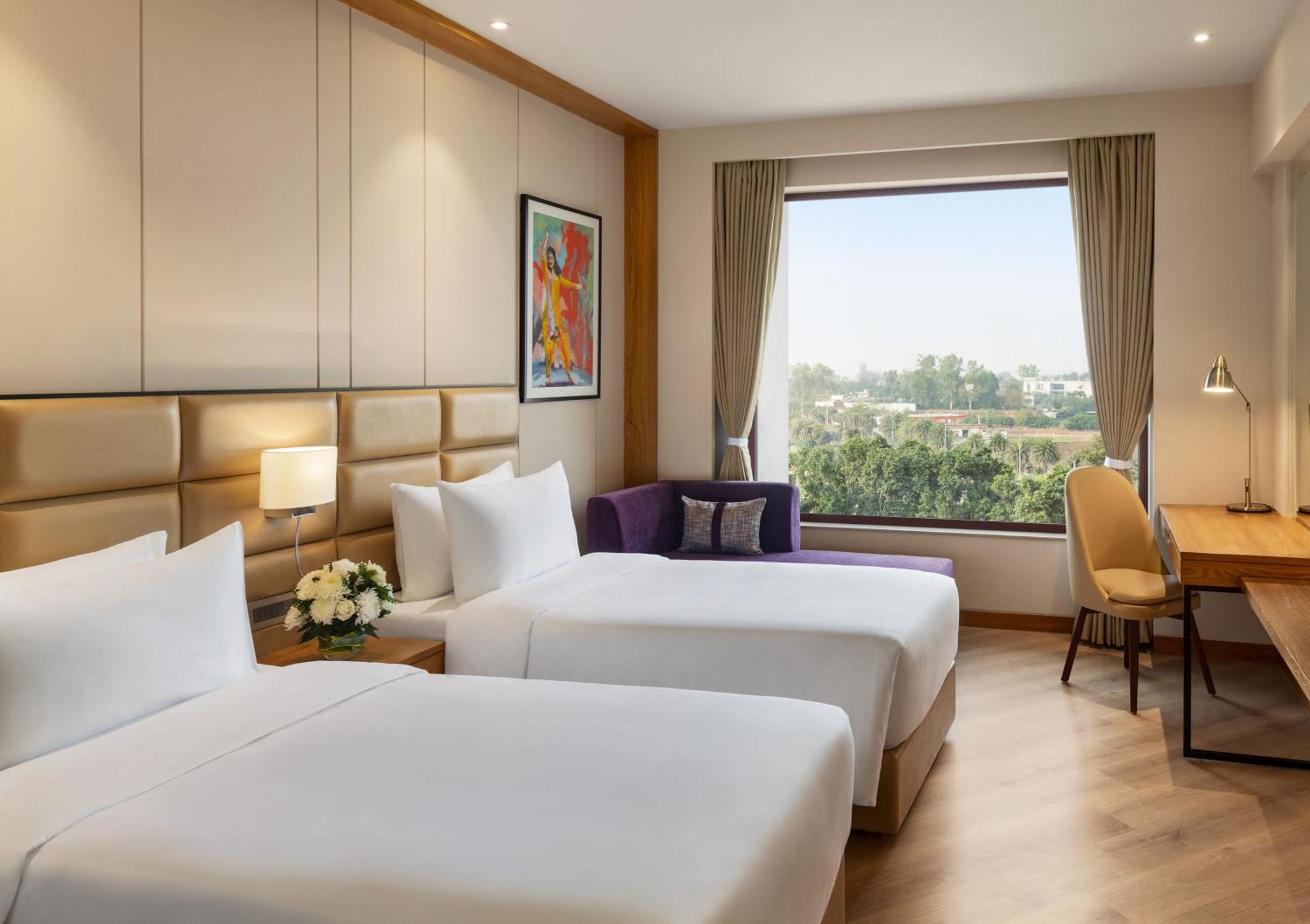 Ramada Encore By Wyndham Amritsar Airport Bagian luar foto