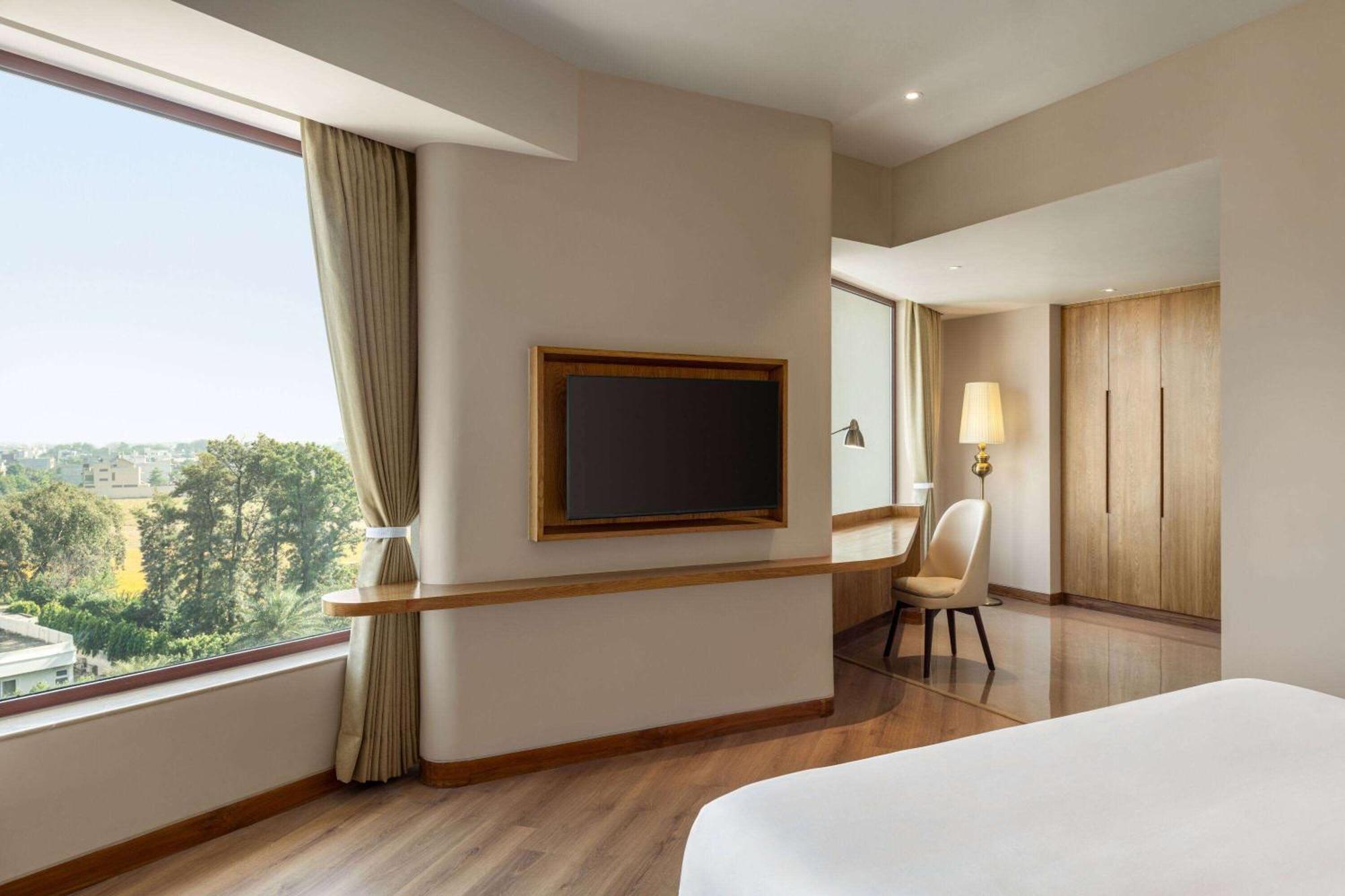 Ramada Encore By Wyndham Amritsar Airport Bagian luar foto