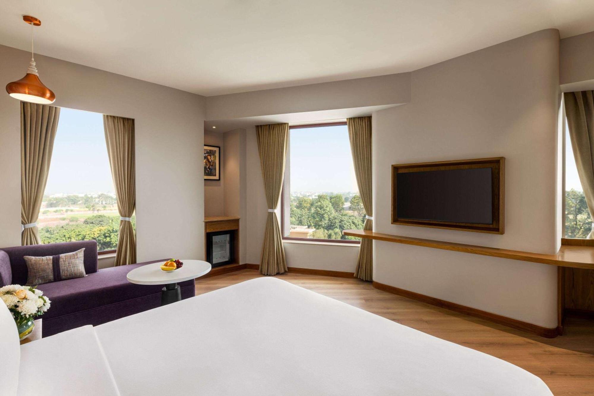 Ramada Encore By Wyndham Amritsar Airport Bagian luar foto