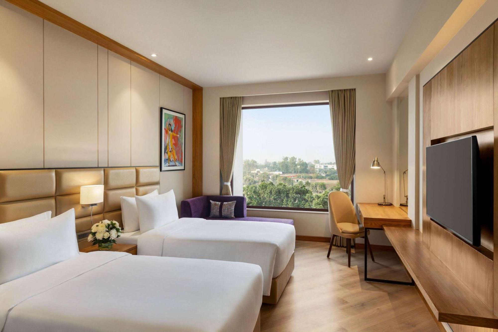 Ramada Encore By Wyndham Amritsar Airport Bagian luar foto