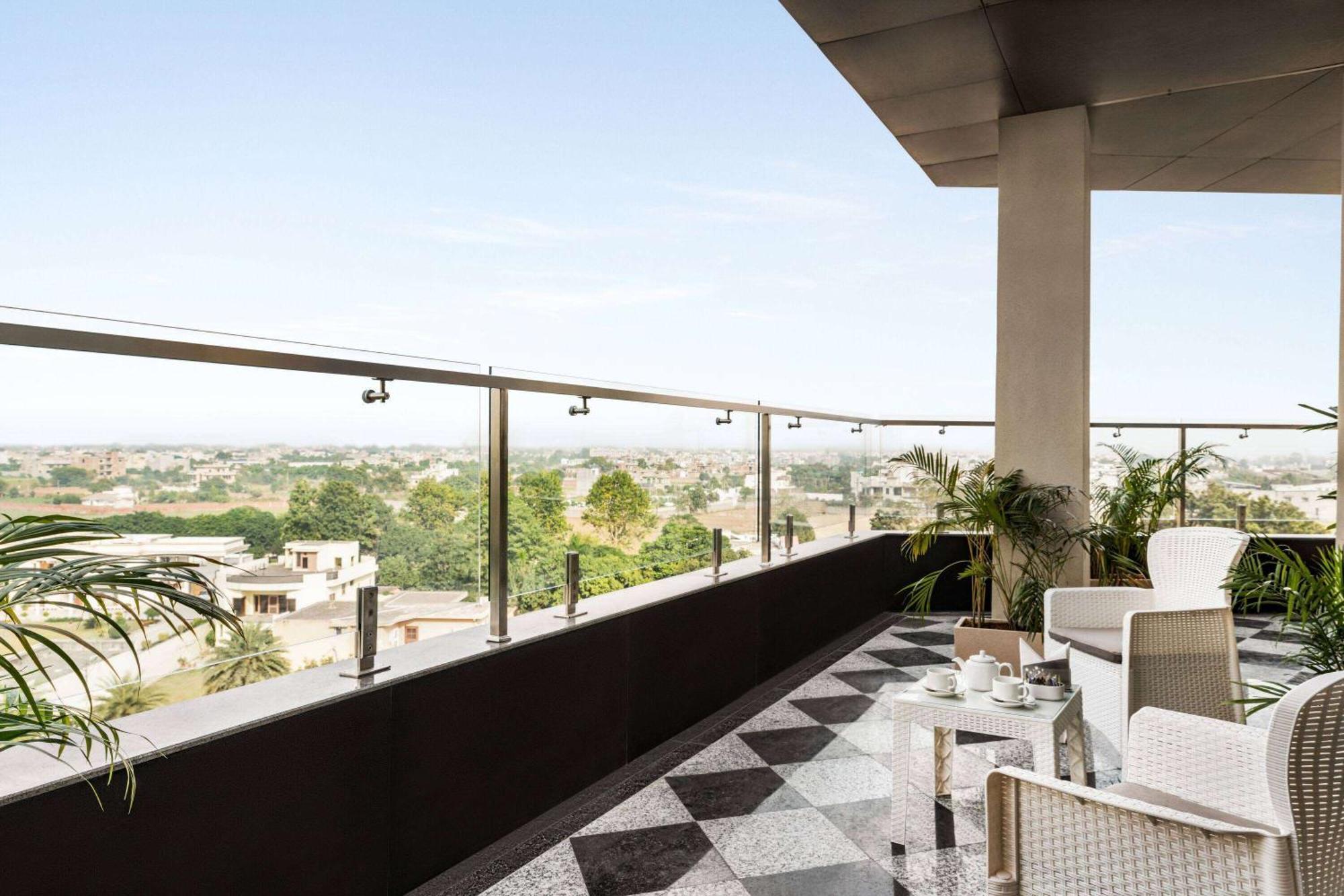 Ramada Encore By Wyndham Amritsar Airport Bagian luar foto