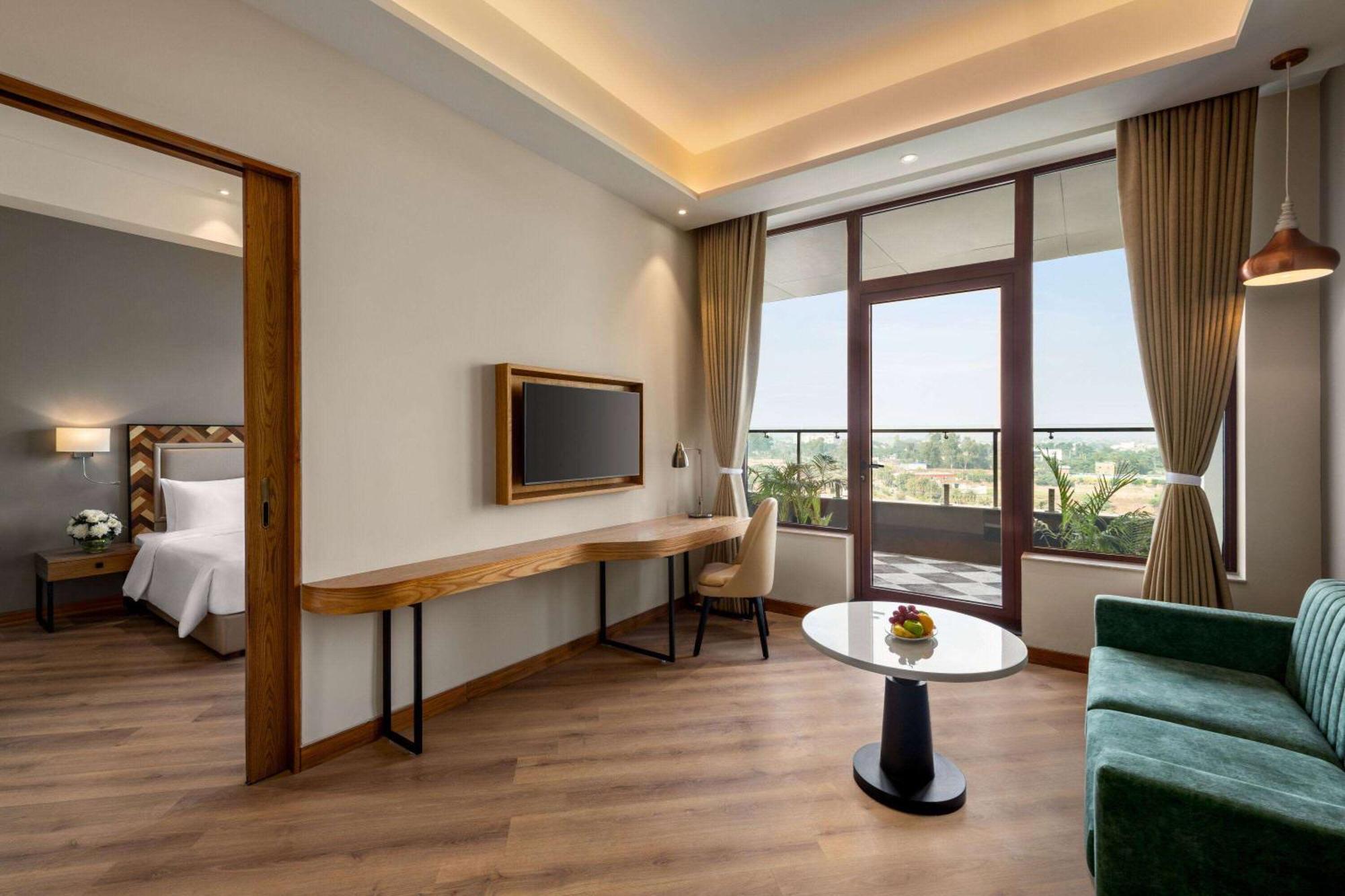 Ramada Encore By Wyndham Amritsar Airport Bagian luar foto