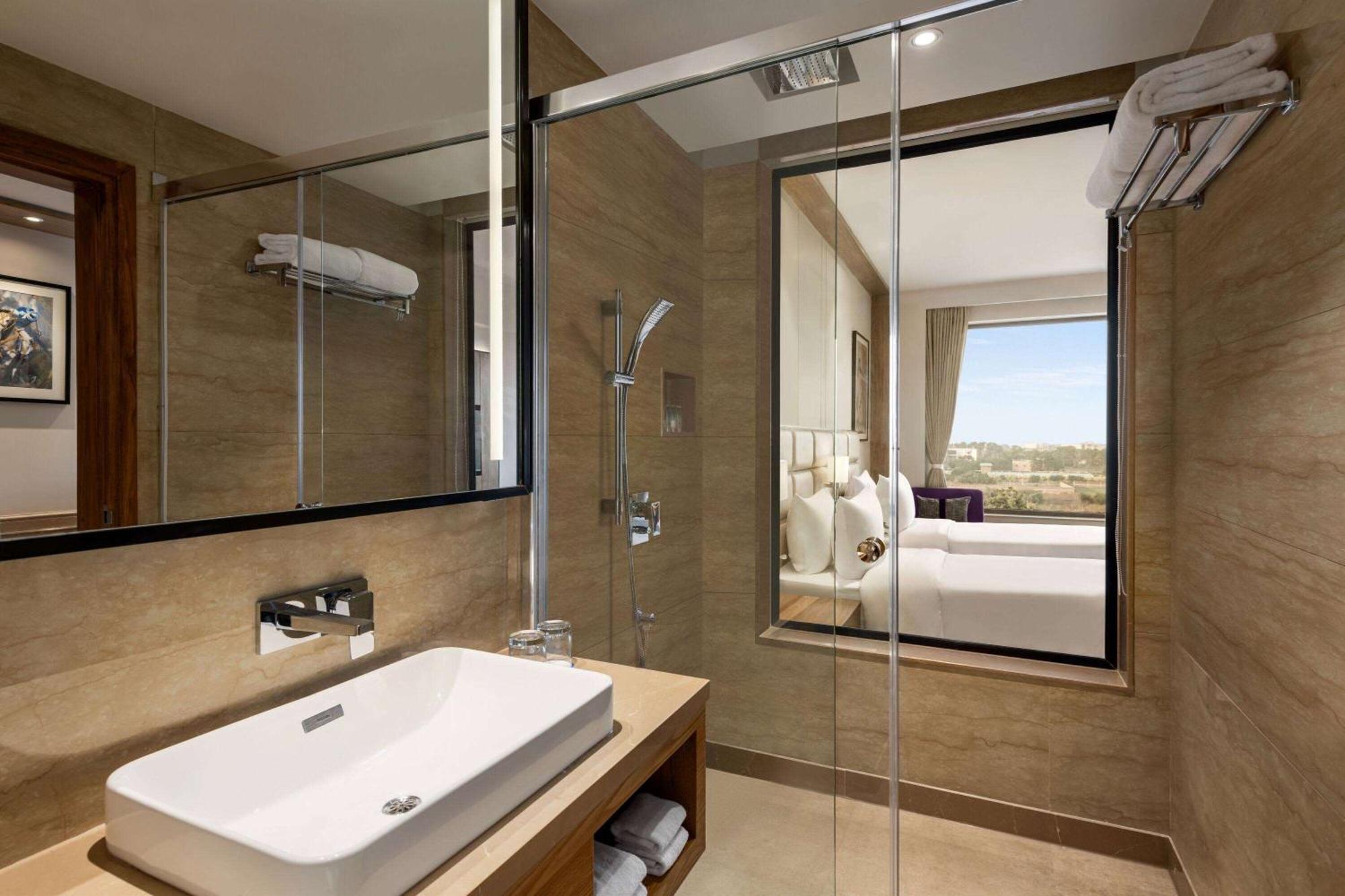 Ramada Encore By Wyndham Amritsar Airport Bagian luar foto