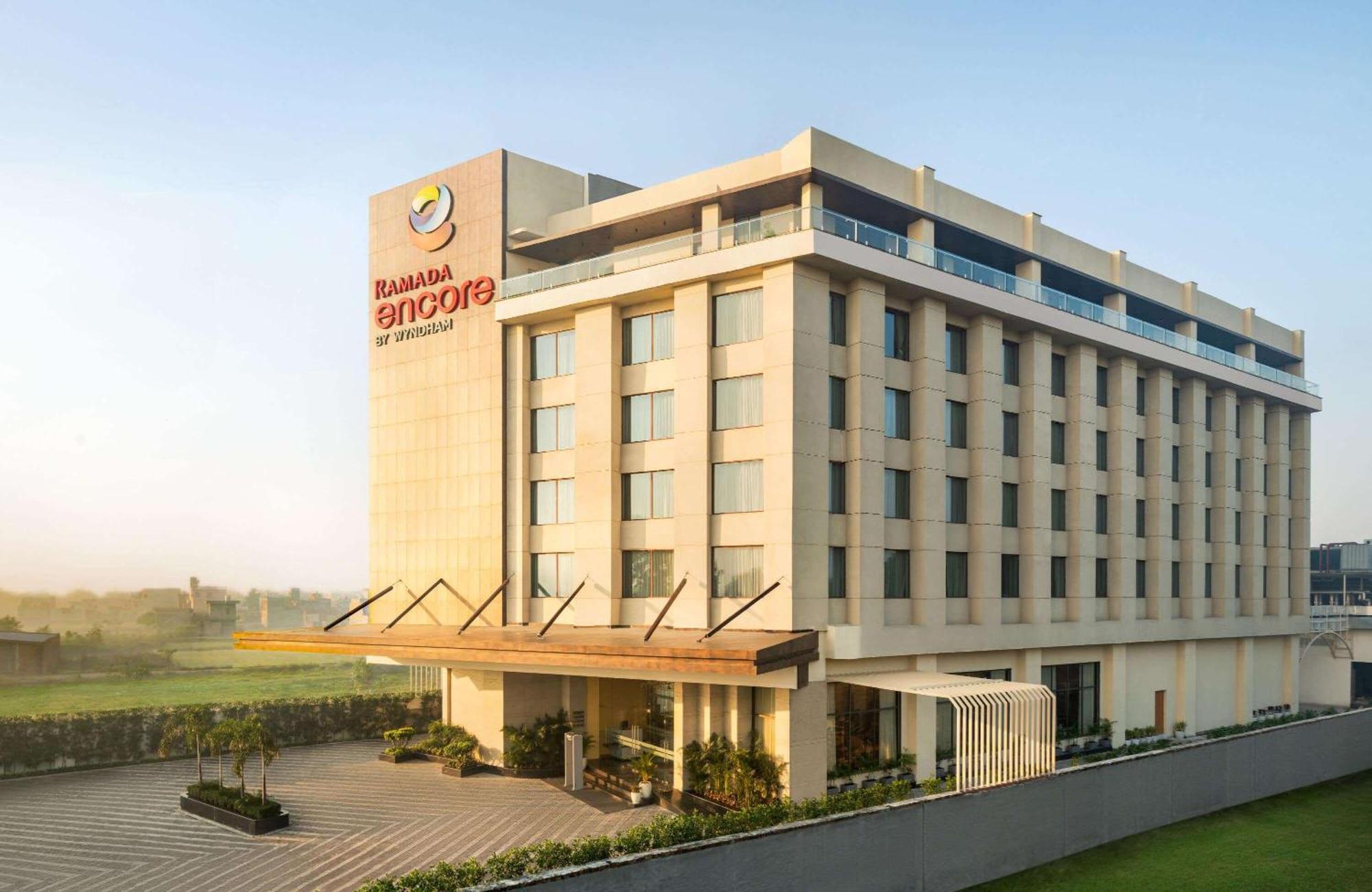 Ramada Encore By Wyndham Amritsar Airport Bagian luar foto