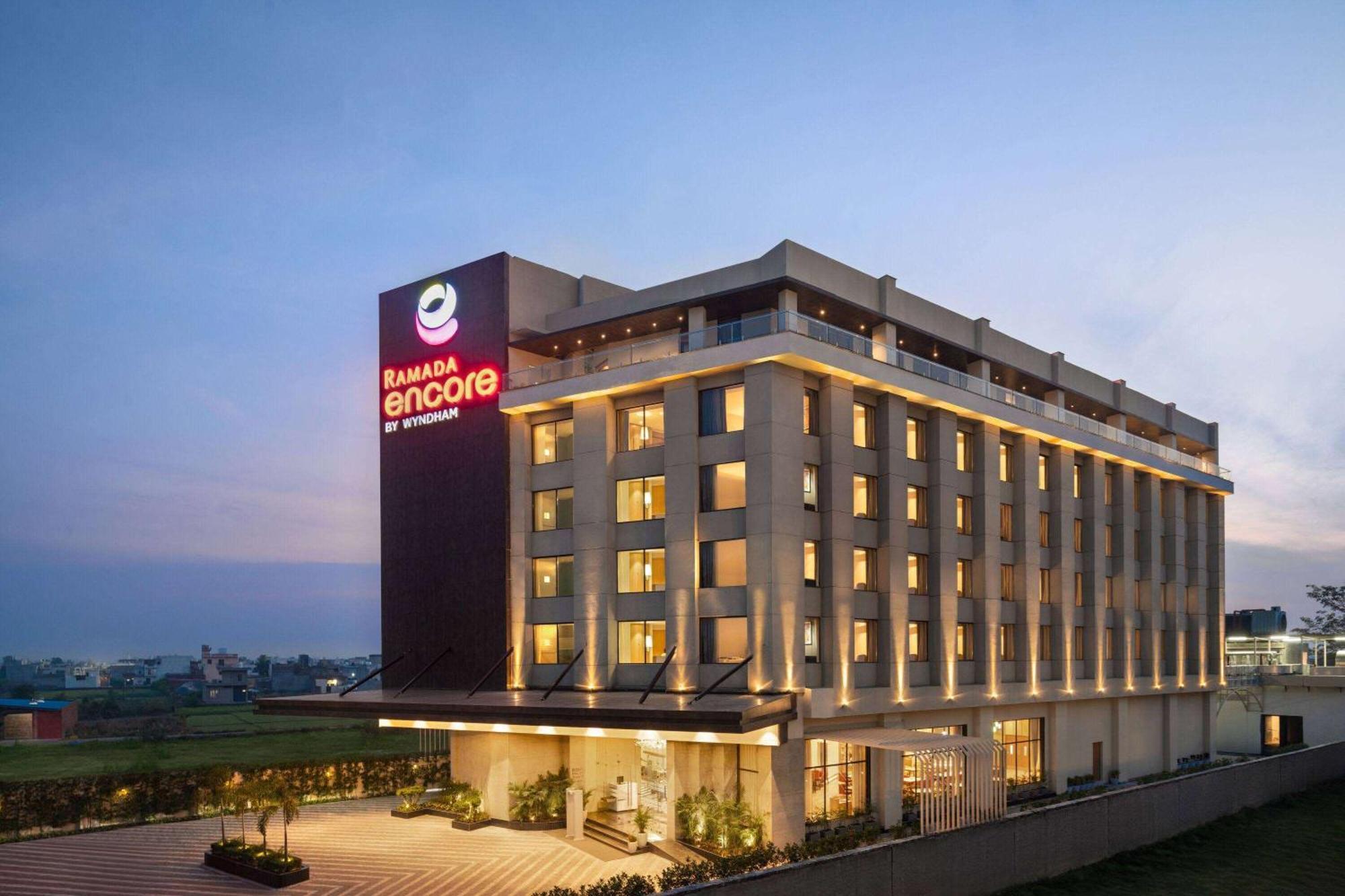 Ramada Encore By Wyndham Amritsar Airport Bagian luar foto